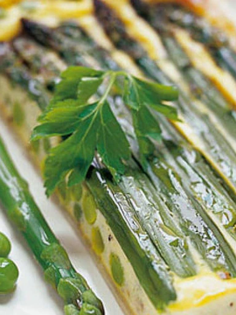 Gâteau d'asperges aux petits pois et fromage de chèvre frais
