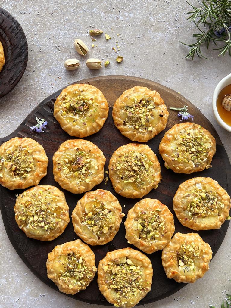 Mini galette de camembert au romarin et aux pistaches PLAT PRINCIPAL HORIZONTAL