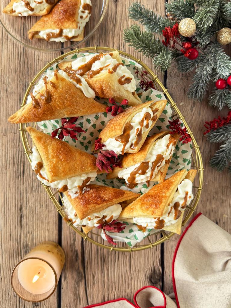 Triangles de pâte feuilletée à la crème et au Lotus Biscoff (4-5)