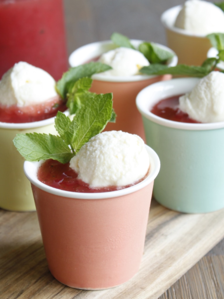 Wassermelonensuppe mit Minze und weisser Schokolade Granita