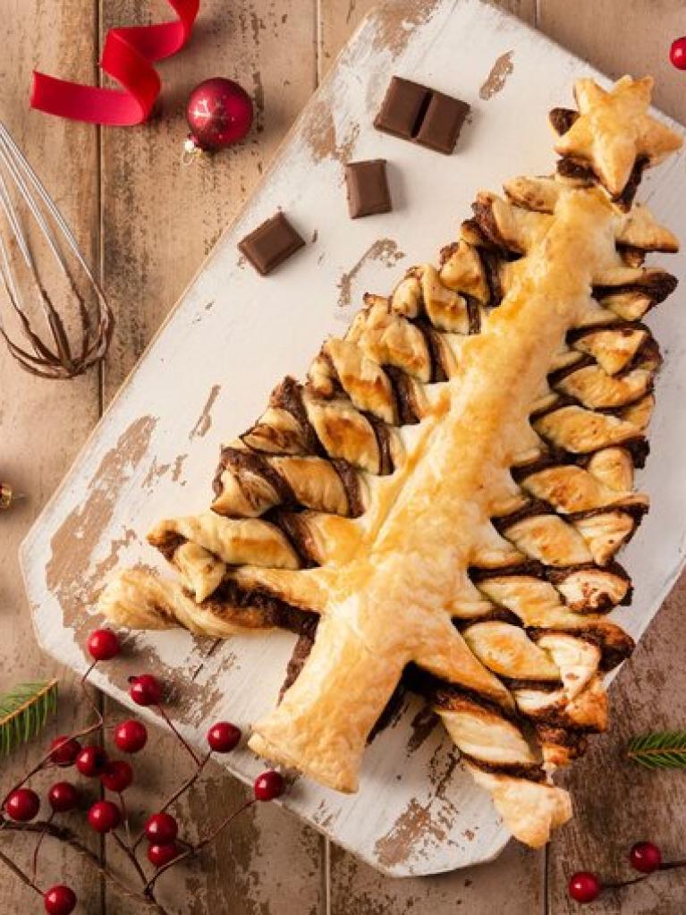 Blätterteigbaum mit dunkler Schokolade