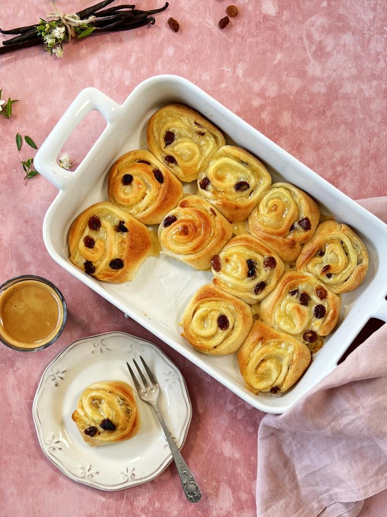 Girelle con crema e uvetta