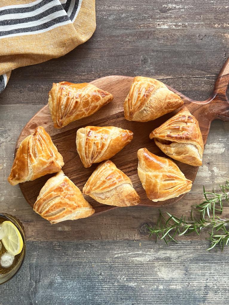 Triangles de pâte feuilletée au fromage de chèvre et à la tomate PLAT PRINCIPAL (HORIZONTAL)