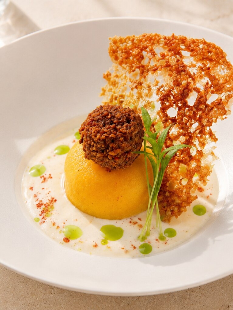 Avocado Causa au poulet croustillant et sauce Acevichada