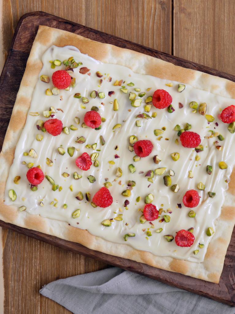 PIZZA AU CHOCOLAT BLANC AVEC FRAMBOISES ET PISTACHES Horizontale Basse