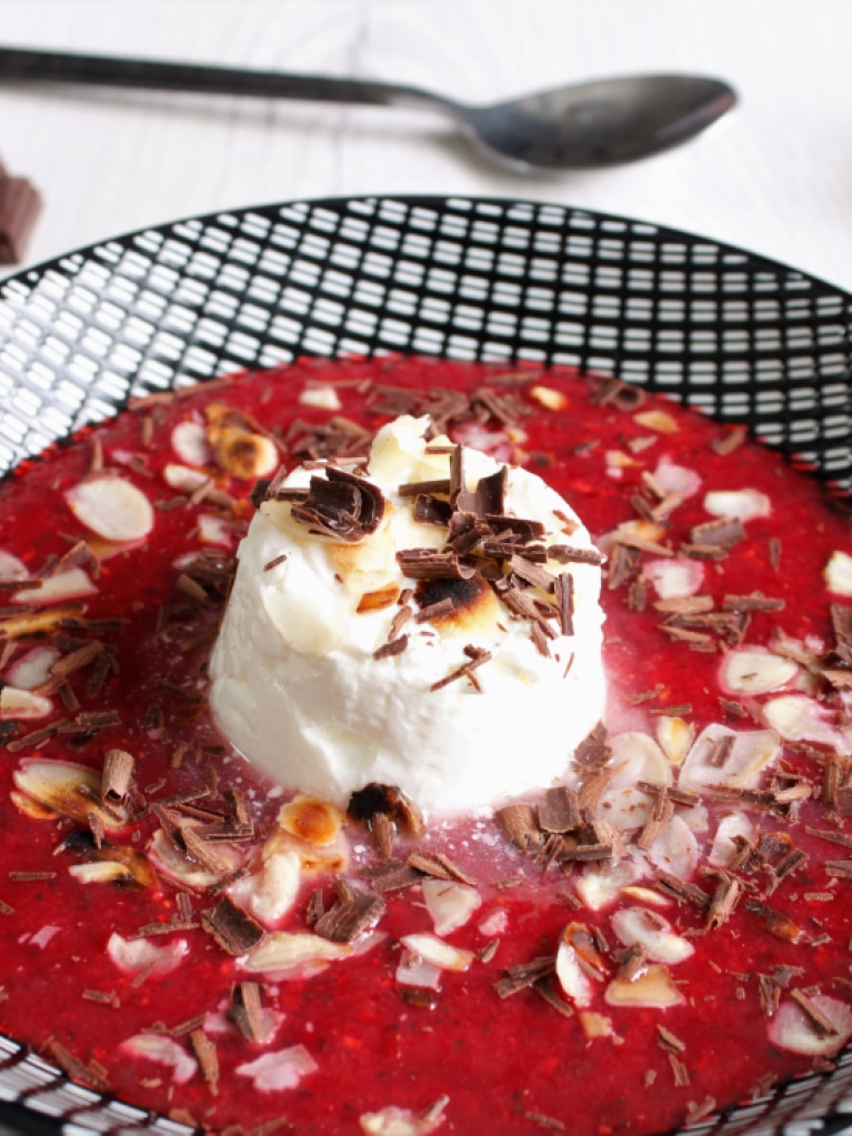 Soupe de fraises et framboises, faisselle, chocolat et amandes