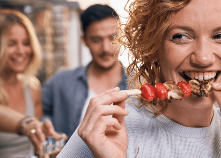 Menschen beim Grillen