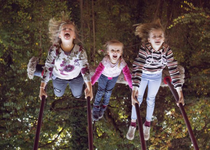 Kinder, die im Wald spielen - Enfants jouant dans la forêt