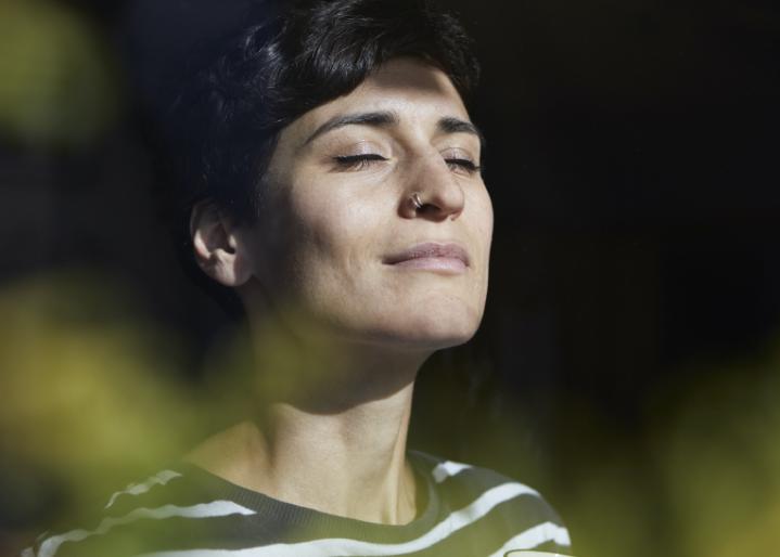Frau atmet am Morgen mit einem Kaffee tief ein - Une femme prend une profonde inspiration le matin avec un café.