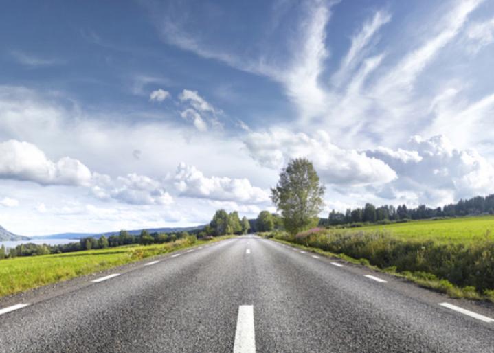 Straße auf grüner Land-schaft - Une route à travers un paysage vert