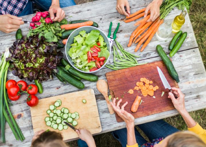 Familie kocht gesundes Essen in der Natur - Famille cuisine un repas sain dans la nature