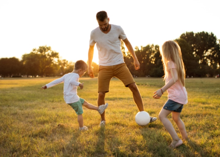 Vater spielt mit Kindern