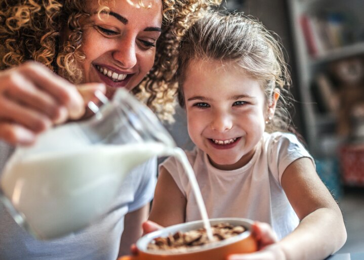 Mama mit Kind beim essen
