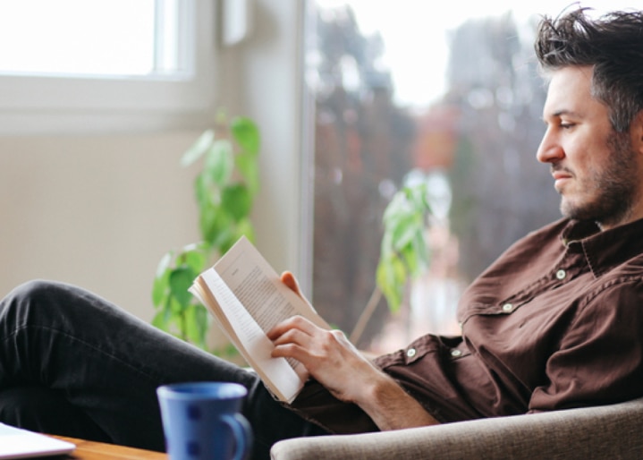 Mann trinkt gemütlich Espresso