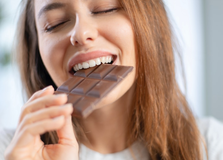 Frau isst Schokolade