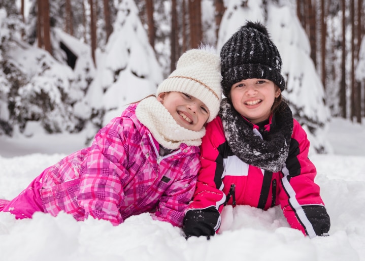 Kinder spielen Snowling