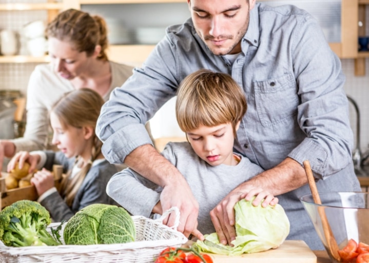 Papa und Kind kochen