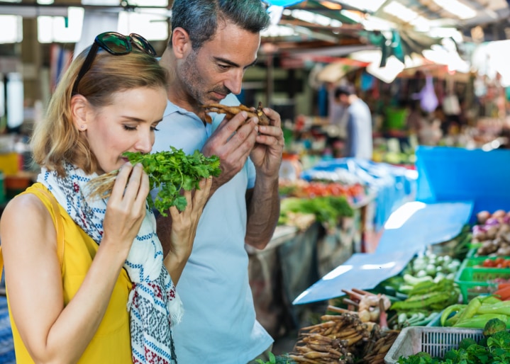 Mann und Frau sind auf einem Markt