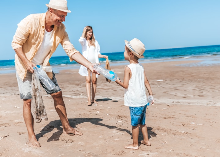 Familie sammelt Müll am Strand