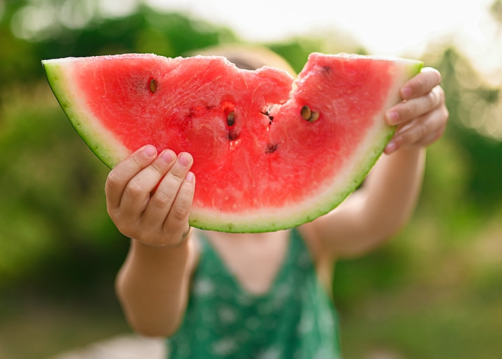 Kind mit Wassermelone