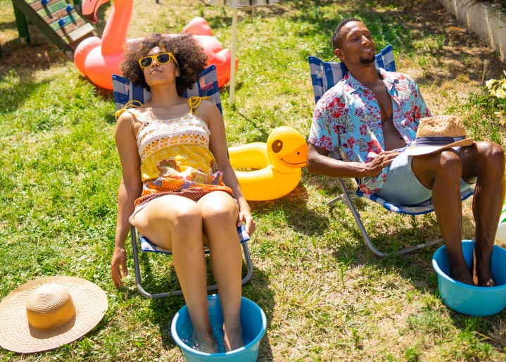 Paar lässt sich sonnen