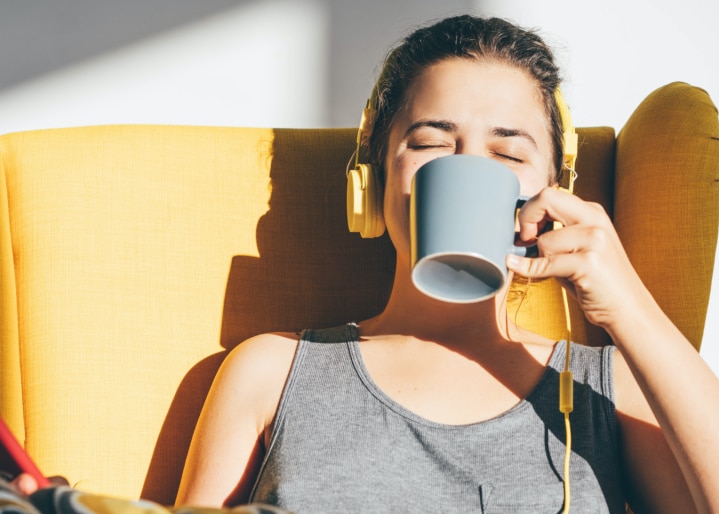 Frau genießt Kaffee