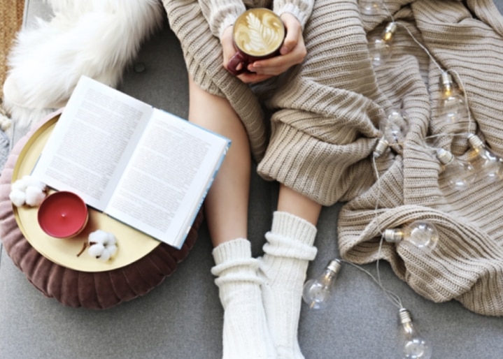 une femme lit un livre