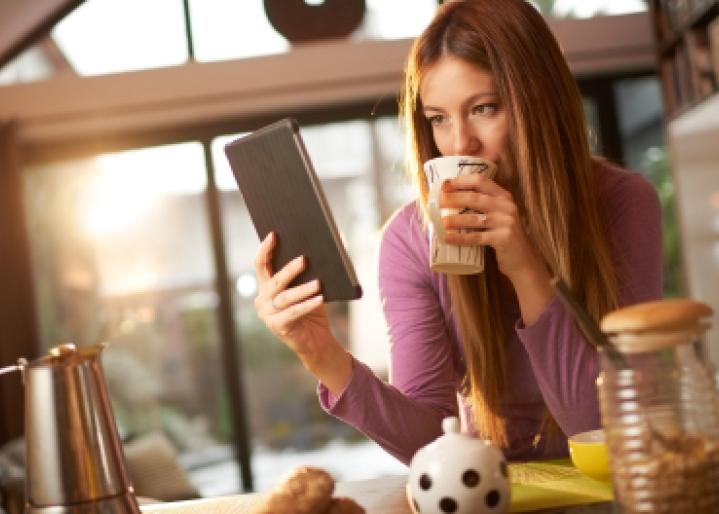 Frau schaut in in Tablet