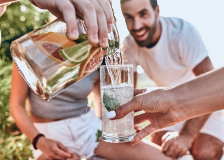 Une personne prend l'eau