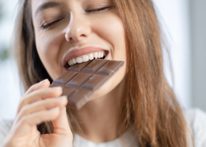 femme mangeant du chocolat