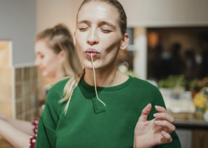 Une femme mange une nouille