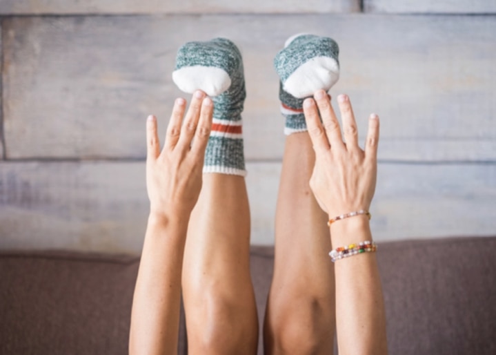 une personne a les pieds en l'air