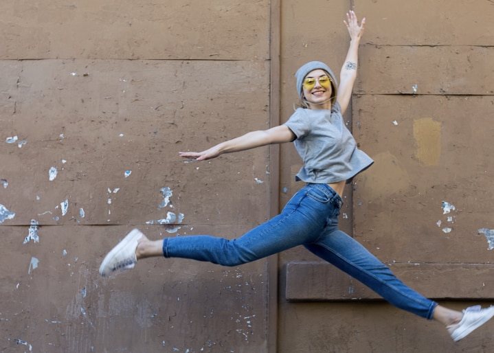 Frau springt lachend