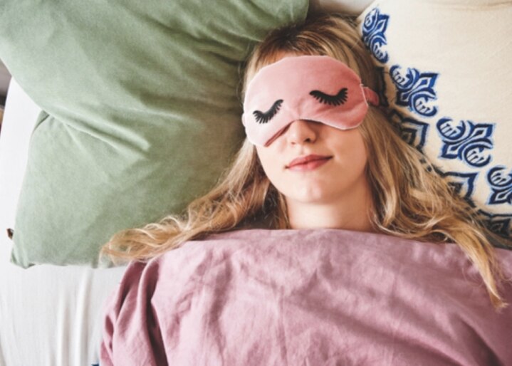 Une femme dort dans son lit