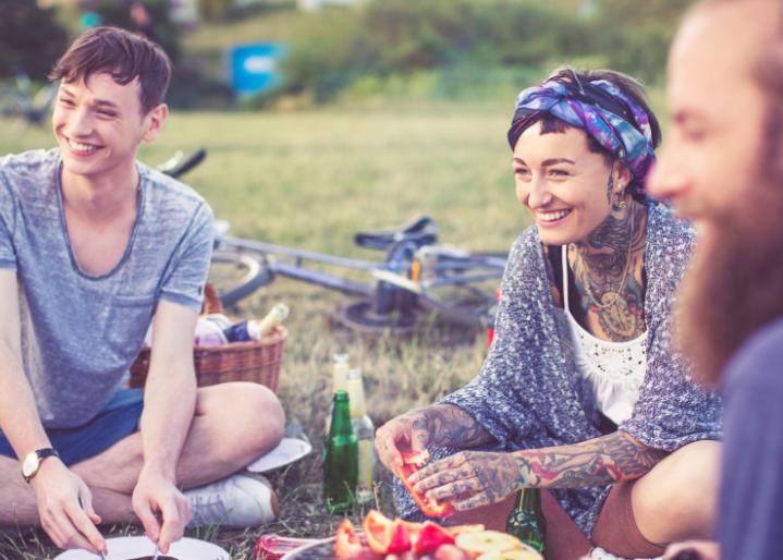 Freunde grillen zusammen