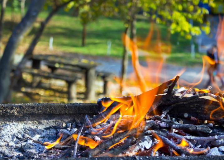 Brennendes Feuer in einem Grill