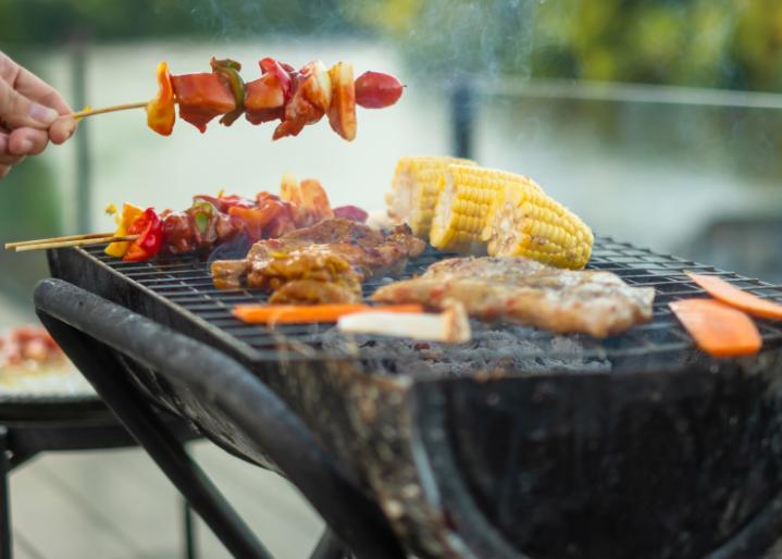 Eine Hand hält einen Grillspiess