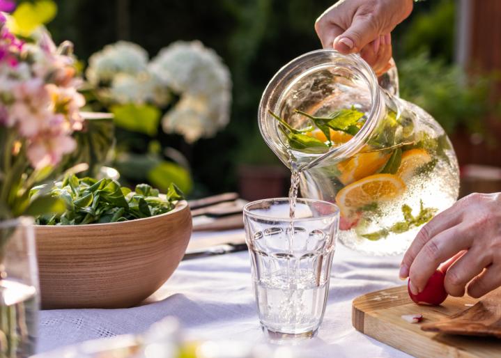 Jemand-schenkt-aromatisiertes-wasser-ein