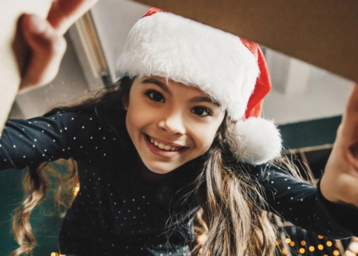 maedchen-oeffnet-geschenk