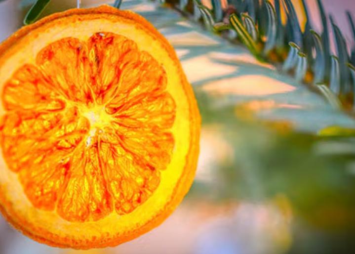 Orange am Weihnachtsbaum