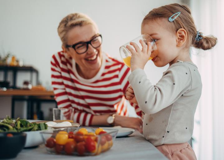 Mutter und Tochter in der Küche