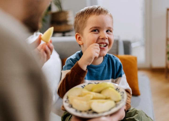 Kind isst Obst