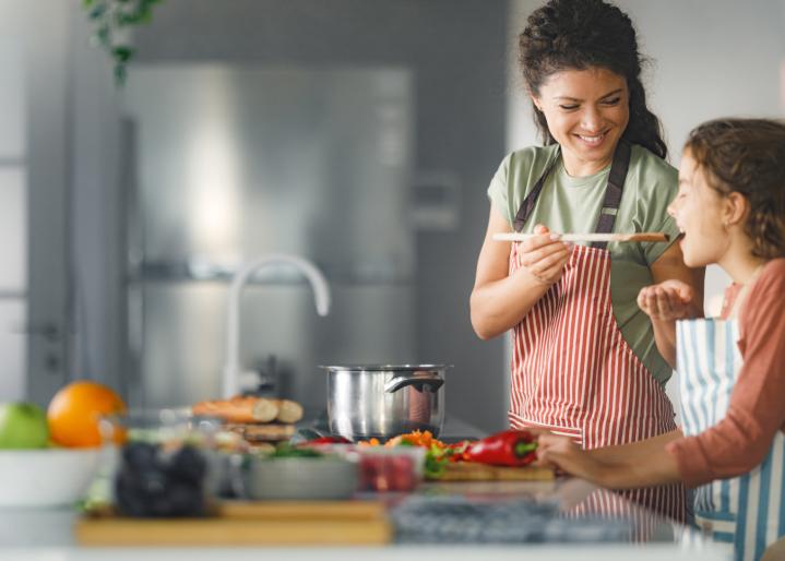 Mutter und Tochter kochen zusammen