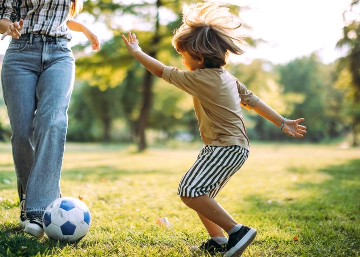 Kind spielt Fußball