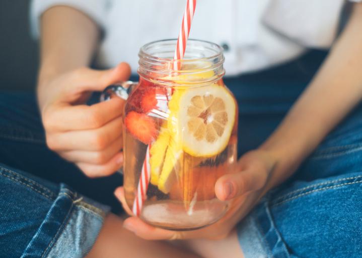 Kind hält einen gesunden Trink in der Hand