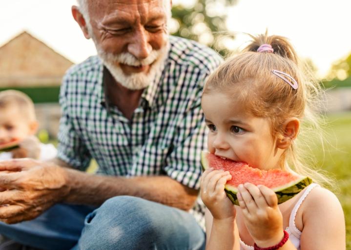 Une fille croque dans une pastèque