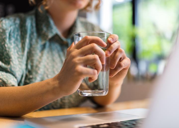 Ein Glas Wasser im Büro trinken