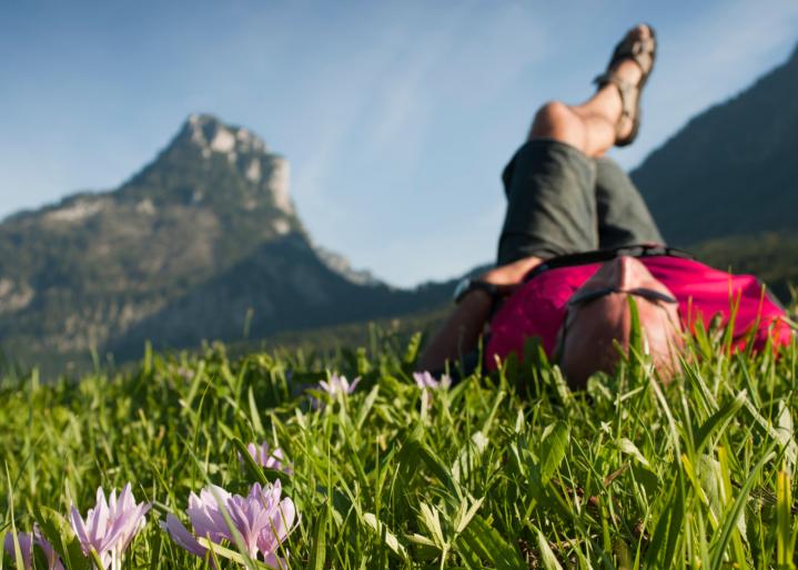 Mann liegt auf der Wiese