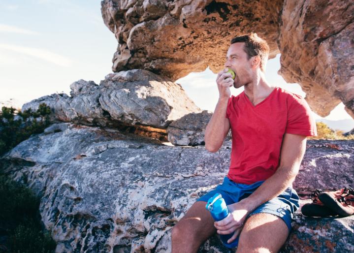 Mann isst einen Apfel