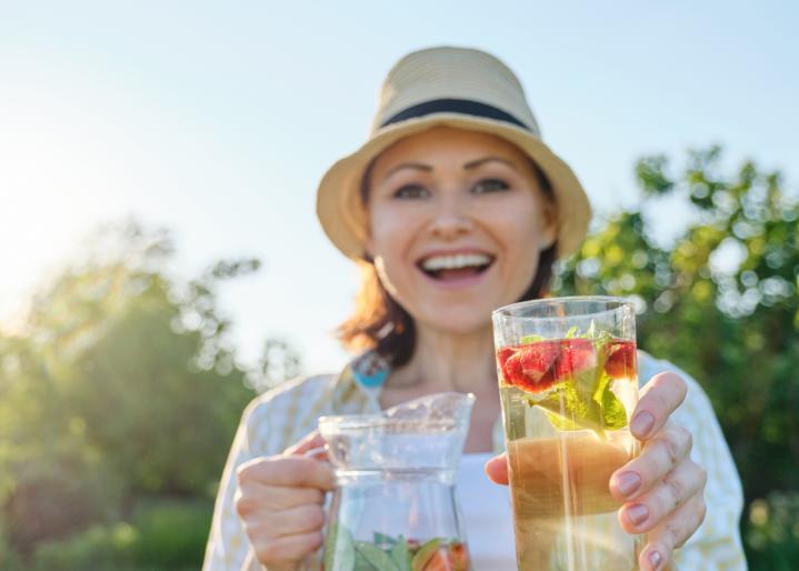 Infused Water mit Minze und Erdbeeren